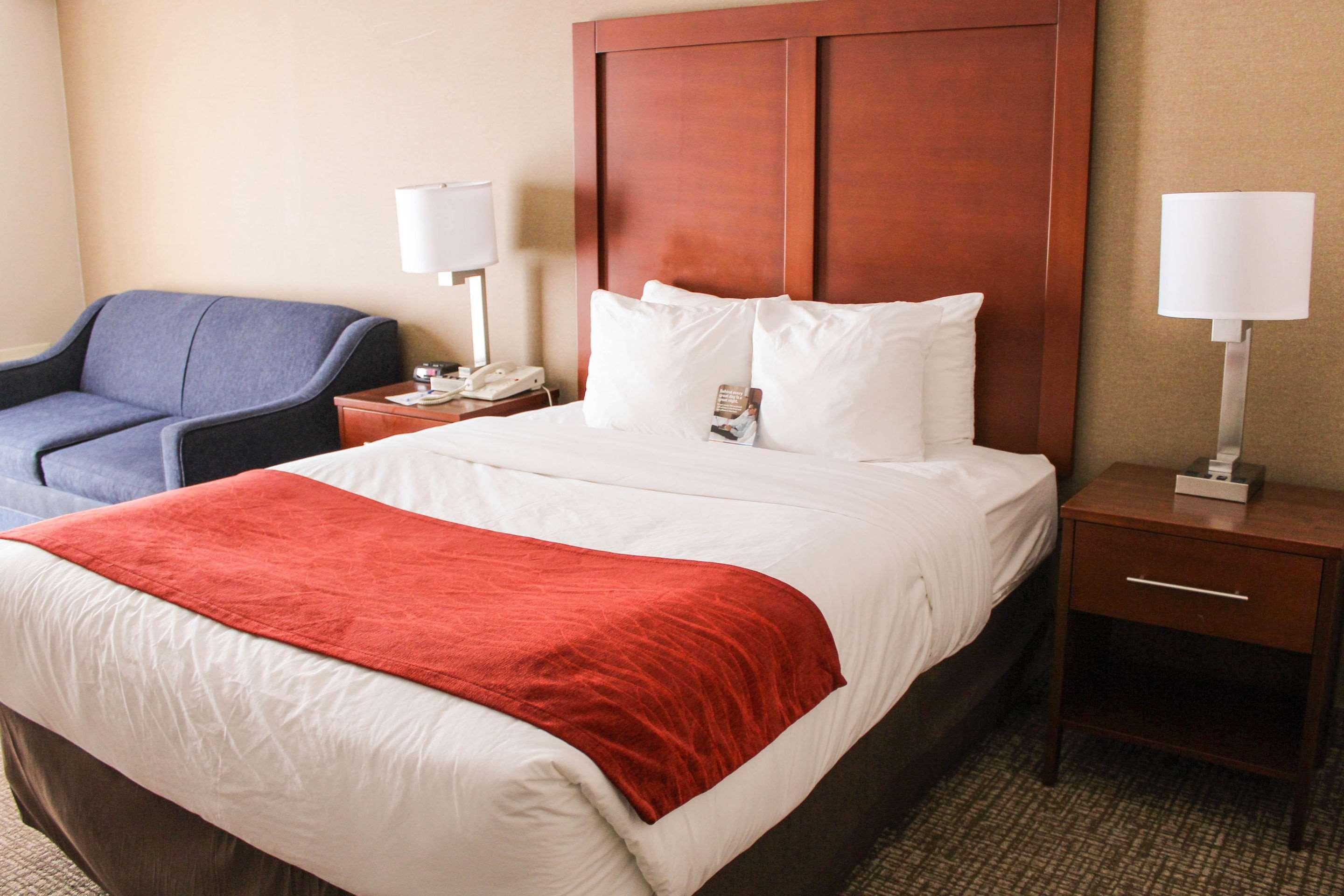 2-Star Comfort Inn Toronto North • Rooms from $103/night